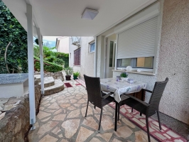 49S2 - Studio Goldie: