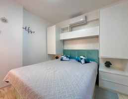 49S2 - Studio Goldie: