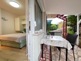 49S2 - Studio Goldie: